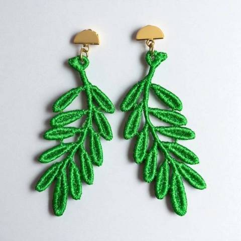 Boucles doreilles brodes couleur verte lgres et antiallergiques