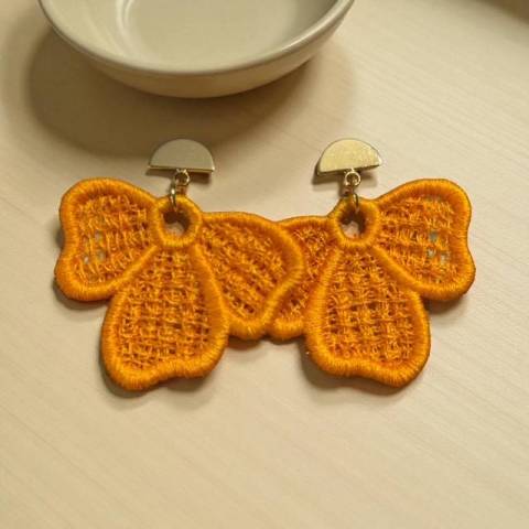 Boucles doreilles brodes couleur orang lgres et antiallergiques
