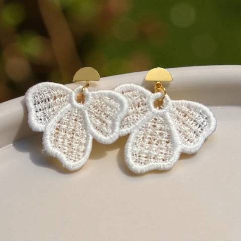 Boucles doreilles brodes couleur blanche lgres et antiallergiques